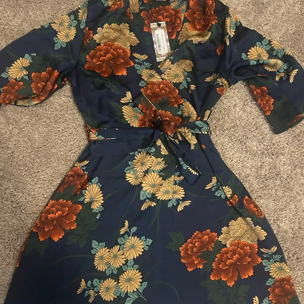 NWT GORGEOUS FALL DRESS boohoo Navy Blue Satin Floral Wrap tie Dress size 8 - Picture 3 of 8